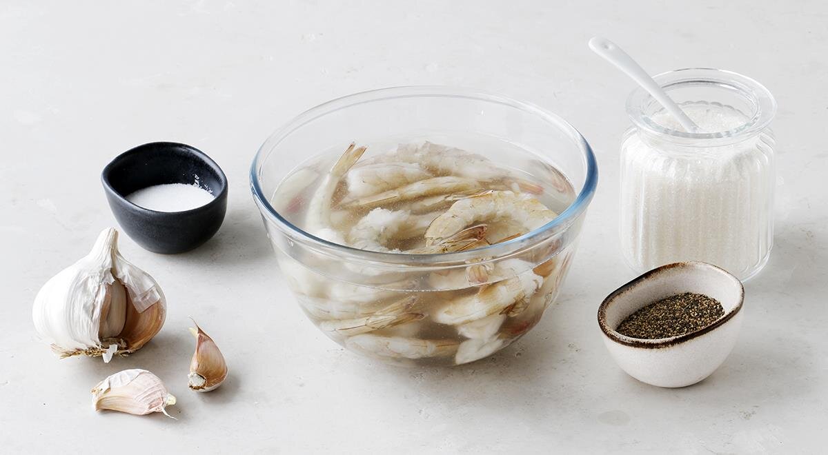 Замаринуйте креветки перед тем, как пожарить их на сковороде. Маринад снизит риск пересушить нежное мясо, удержит в нем сок и поможет красиво подрумяниться