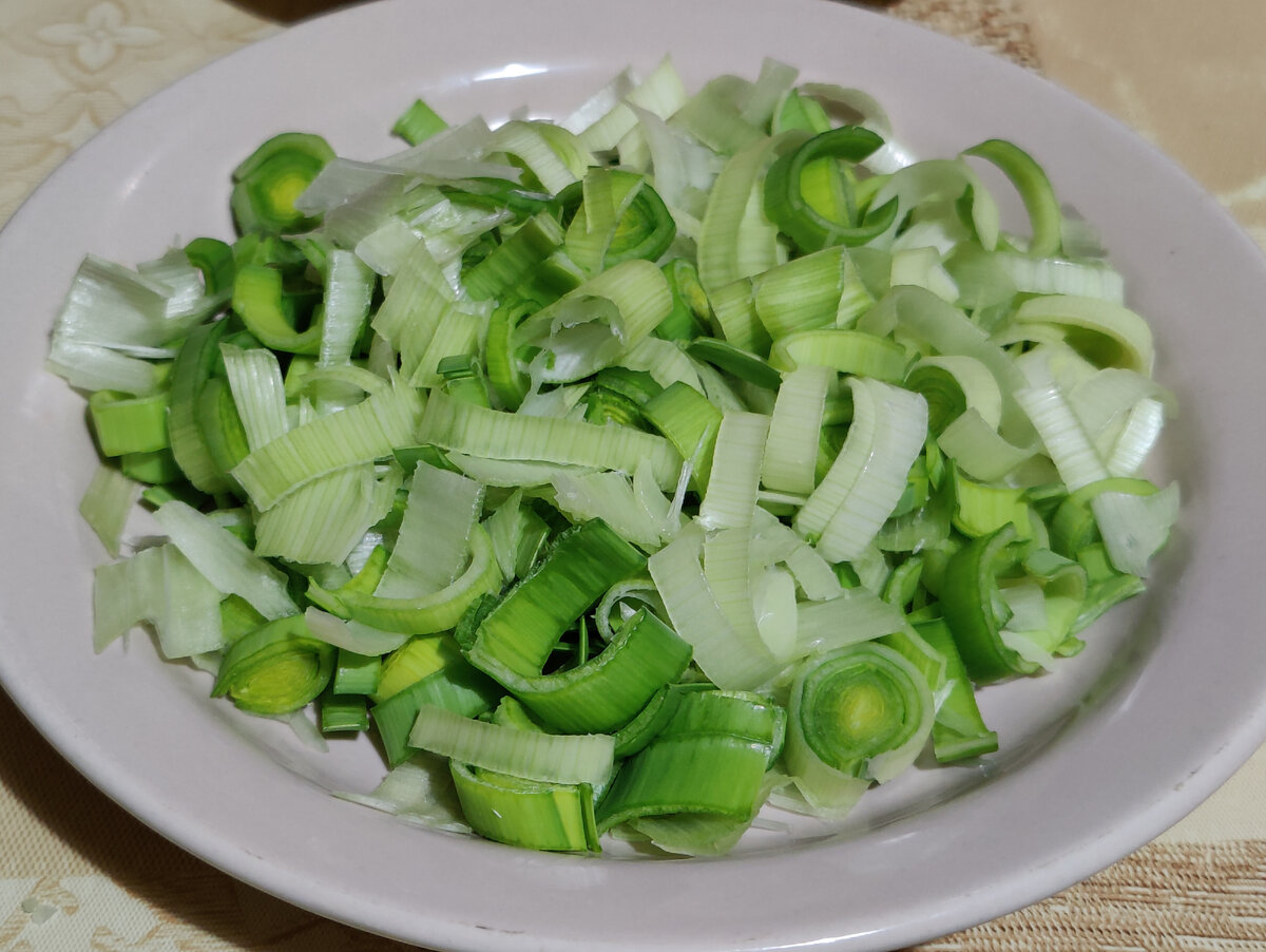 Нарезанный колечками лук порей