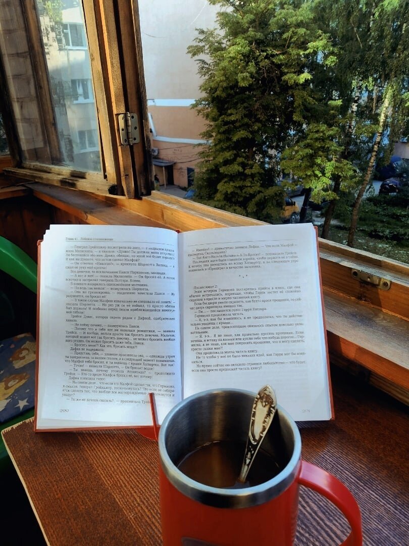 Целыми днями я одна в квартире...  Но везде: на кухне, за компьютером, за книгой жду  момента, когда сюда придут виртуальные друзья. Приглашаю! Фото Алексея Черникова.