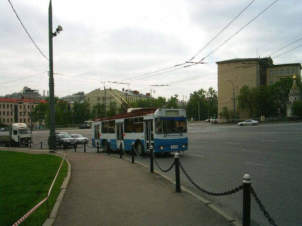 Май 2012 года, Моховая улица, троллейбус ЗиУ-682Г-016.02 с широкой дверью на маршруте № 2