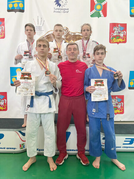    Игорь НОВИКОВ и его воспитанники