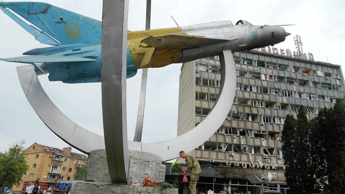    Украинский военнослужащий у монумента в городе Винница, Украина© AP Photo / Efrem Lukatsky