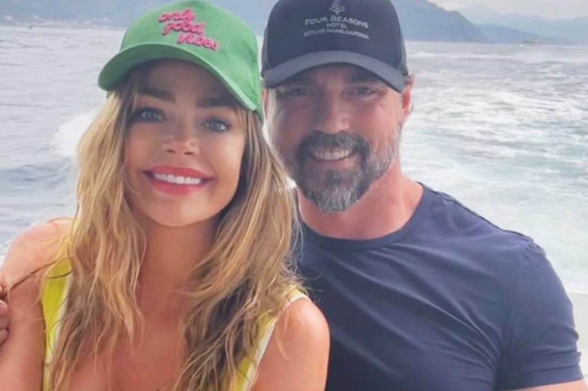     «Самая страшная ситуация, пережитая мной»: Дениз Ричардс и ее муж попали под обстрел