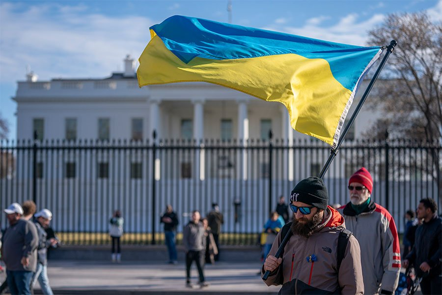 Проукраинские демонстранты на митинге у Белого дома - Фото: SHAWN THEW/EPA/TASS