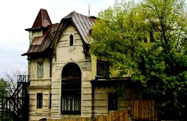 Боковой южный фасад сформирован  массивным ризалитом с треугольным щипцом и высоким проемом витражного окна. Источник -  https://vk.com/puzankow
