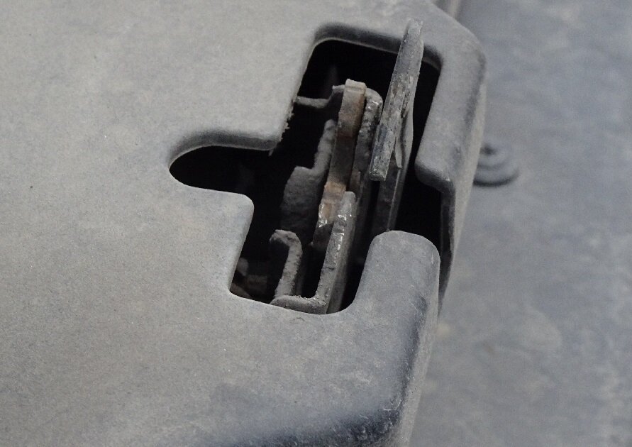 Замок капота требует обязательной чистки и смазки