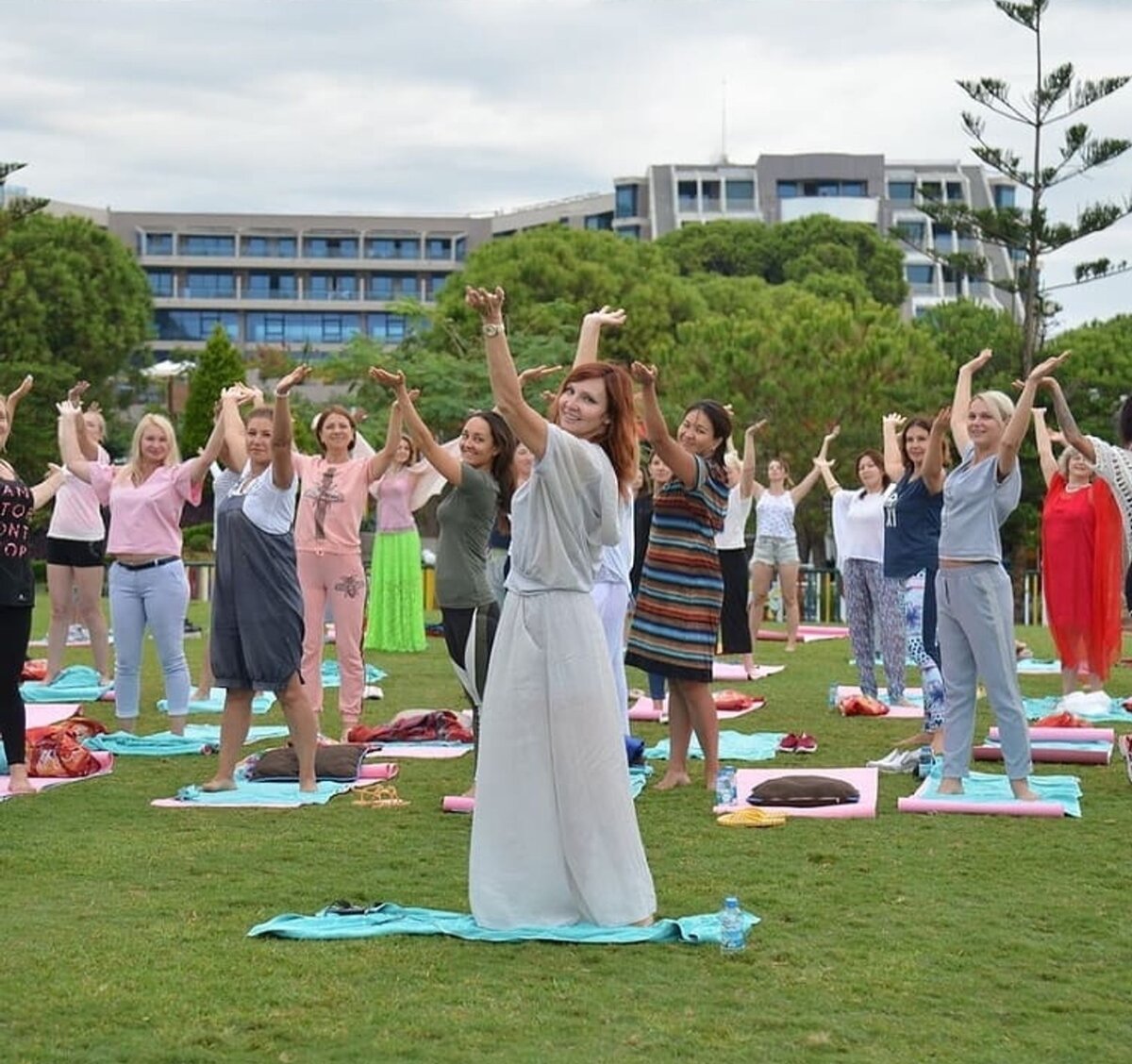    Лариса Ренар и ее последовательницы крутят «воронки». Фото: социальные сети