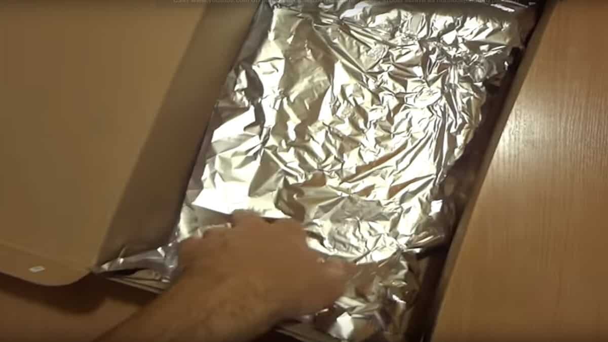 Рис. 2. Оклейте дно коробки фольгой 