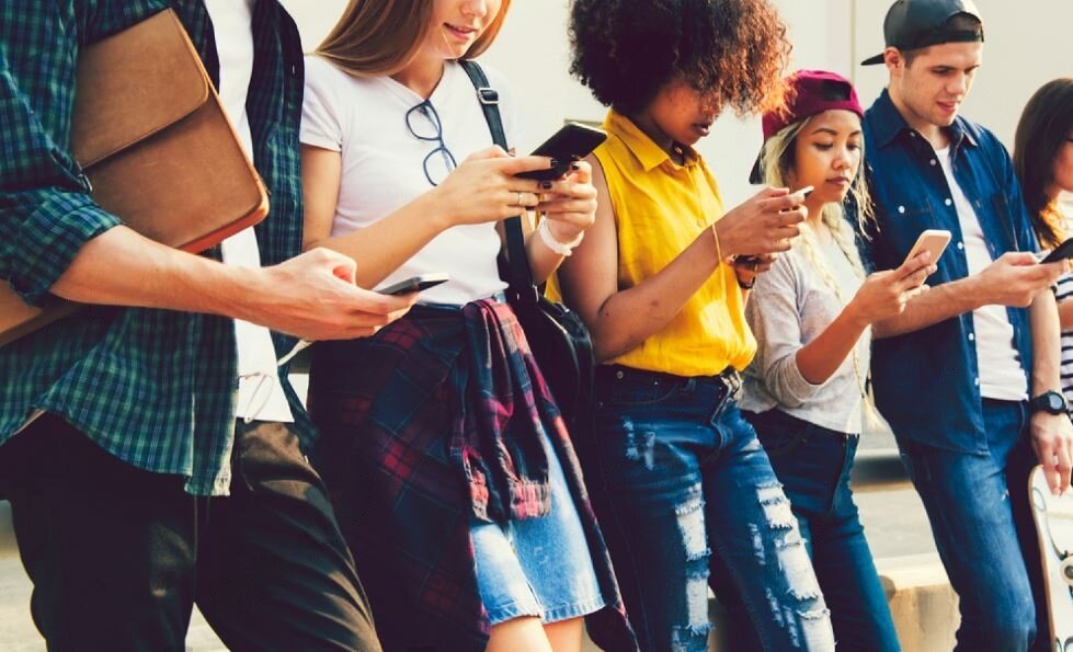 Источник фото: https://www.shutterstock.com/image-photo/diverse-friends-using-their-phones-1101247694