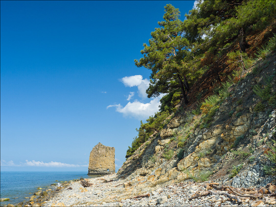 Пляж скала парус прасковеевка. Скала парус джанхот. Скалы прасковеевка. Скала кабардинка. Скала парус джанхот.