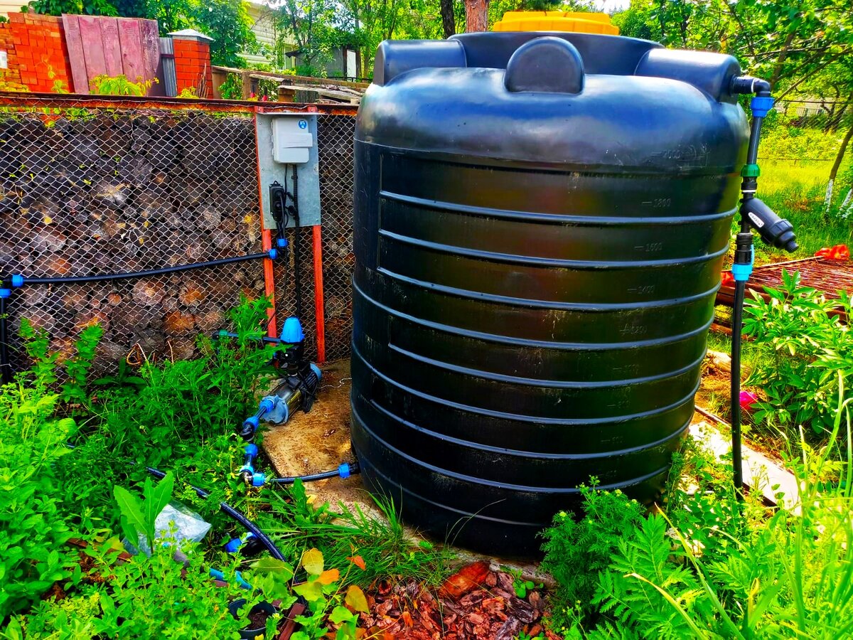 Черная емкость 2000 руб для автополива