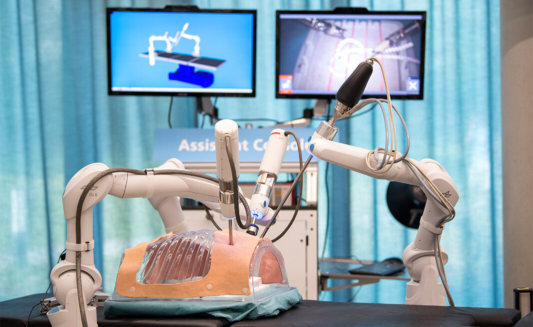 Робот провел операцию. Робот хирург да Винчи. Робот DAVINCI операция. Роботизированная система да Винчи. Aesop робот хирург.