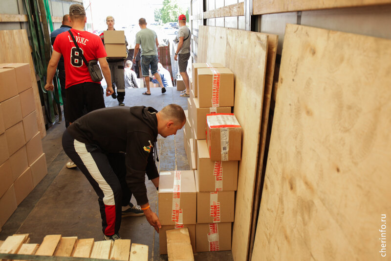    Сегодня у "Алмаза" загрузили 20-тонную фуру для бойцов. В ней посылки от родственников и оборудование по заявкам частей. Это 13-й гуманитарный конвой из Череповца.