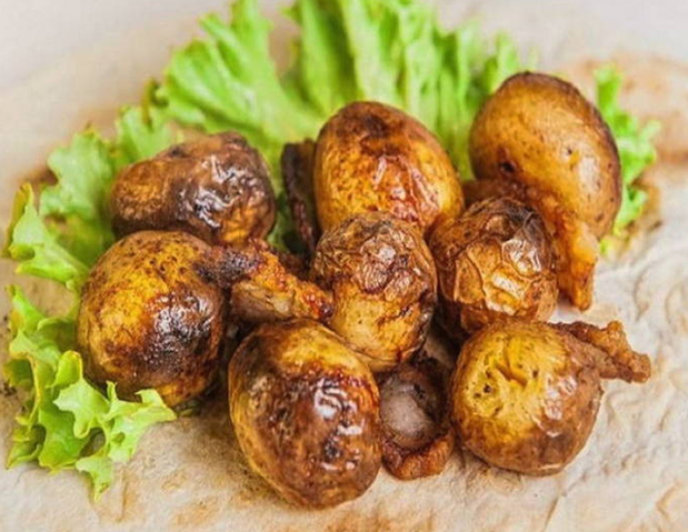 Молодой печеный картофель