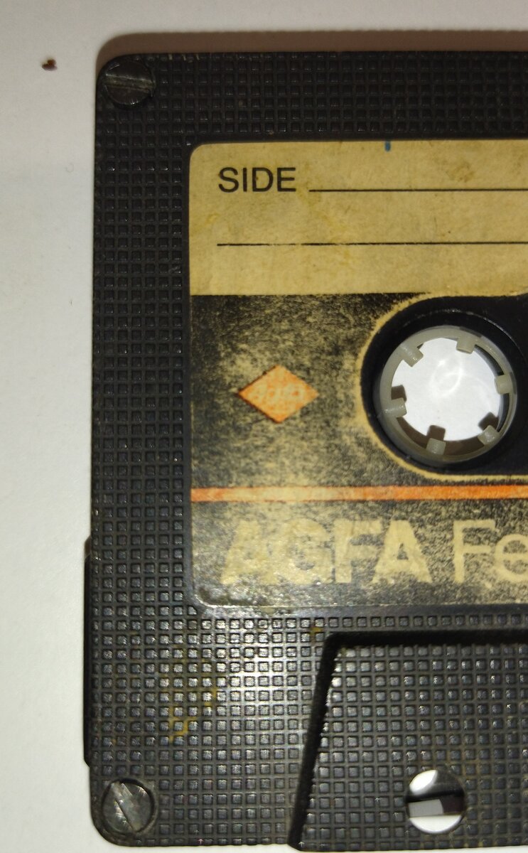 Корпус аудиокассеты Agfa Fe1. Всё не так как у людей - саморезы под плоскую отвёртку и вместо привычных 5-ти их всего 4 шт. 