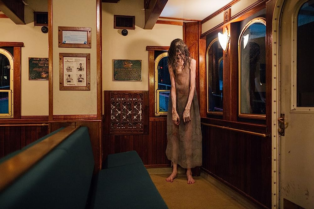 Кадр из фильма Mara. Режиссер: Клайв Тонг. Оператор: Эмиль Топузов. Производство: A Brighter Headache, Aloe Entertainment, Digital Ignition Entertainment, Grodnik /Aloe Productions, Mann Made Films, Moon River Studios, Room 101, Synchronicity Entertainment. Показ в России: Наше Кино