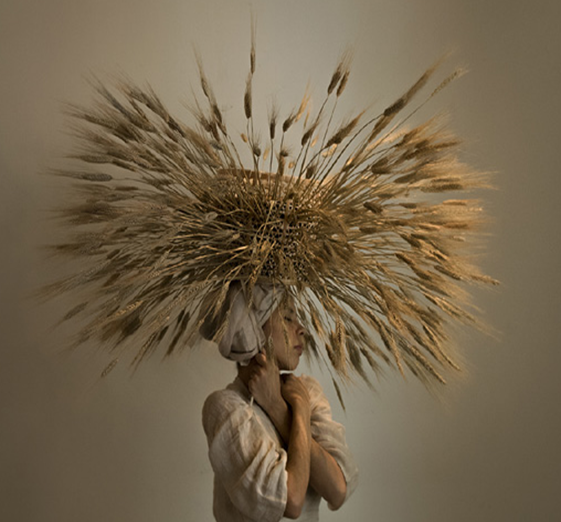 К примеру к мультидисциплинарным художникам относится аргентинка Моно Жиро. Она создает пластические образы и объекты, олицетворяющие природу в ее естественной красоте. 
Работы Жиро напоминают масштабные скульптуры, синтезированные с авангардными костюмами или причудливыми головными уборами. Главным выразительным средством для них являются органические материалы: солома, неокрашенная ткань, бумага, листья, мотки шпагата из натуральных волокон.