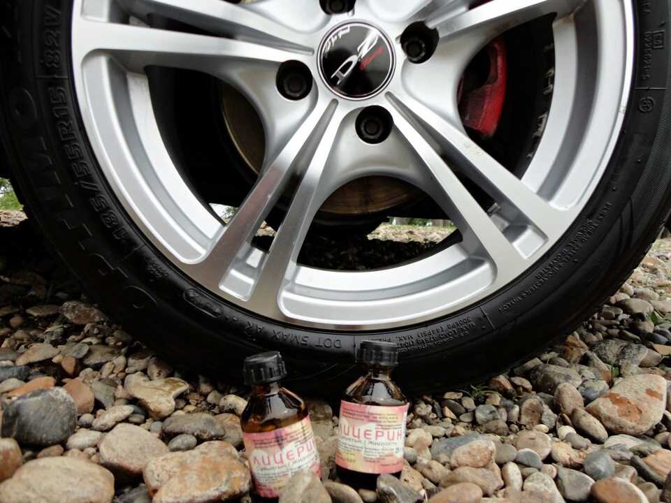 Жирный блеск - результат обработки шины глицерином и чернителями на его основе.  Такая поверхность соберет на себя всю дорожную пыль.