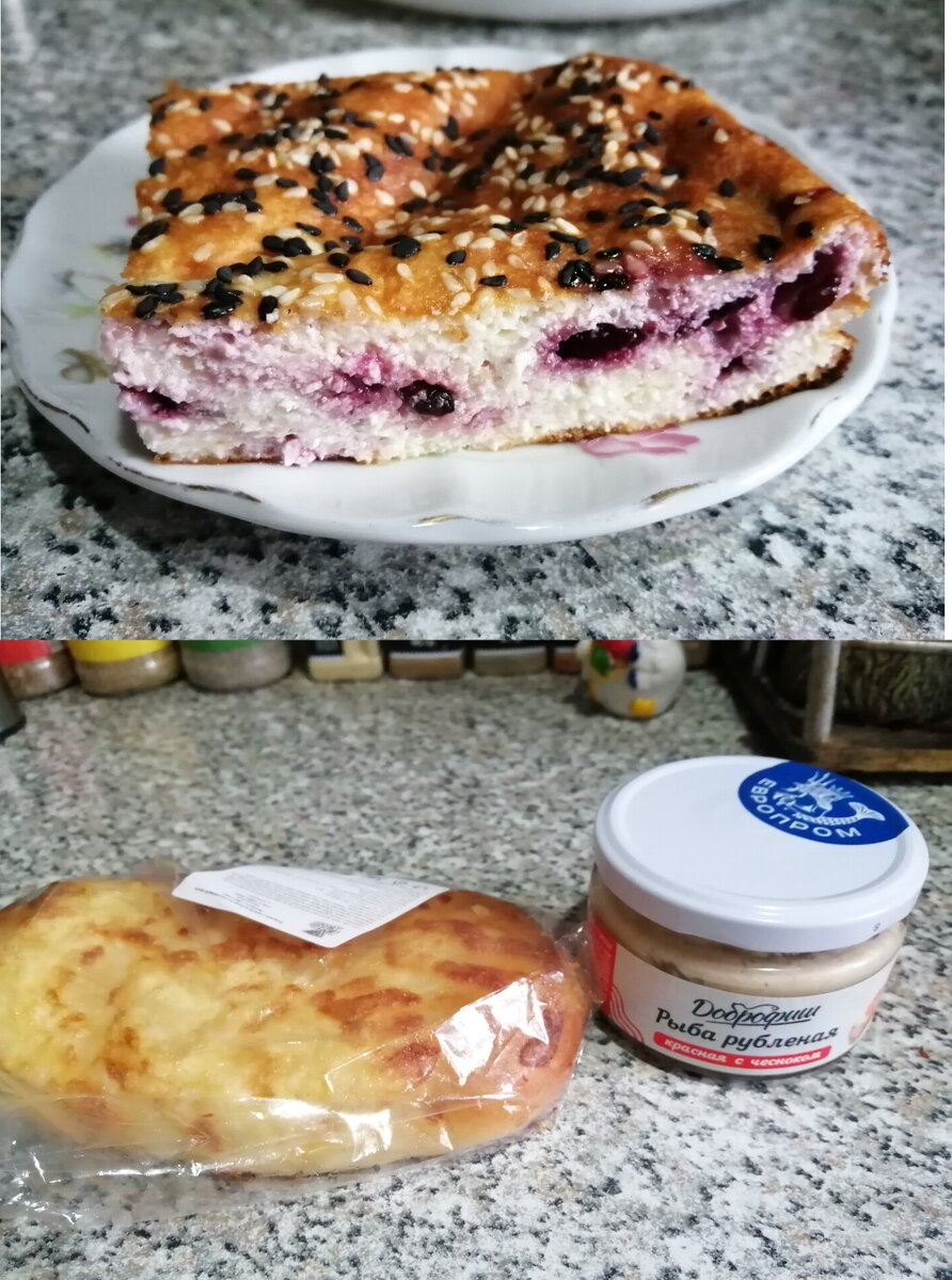 Кусочек творожной запеканки с малиной, половинка фокаччо с риетом, кофе с молоком.