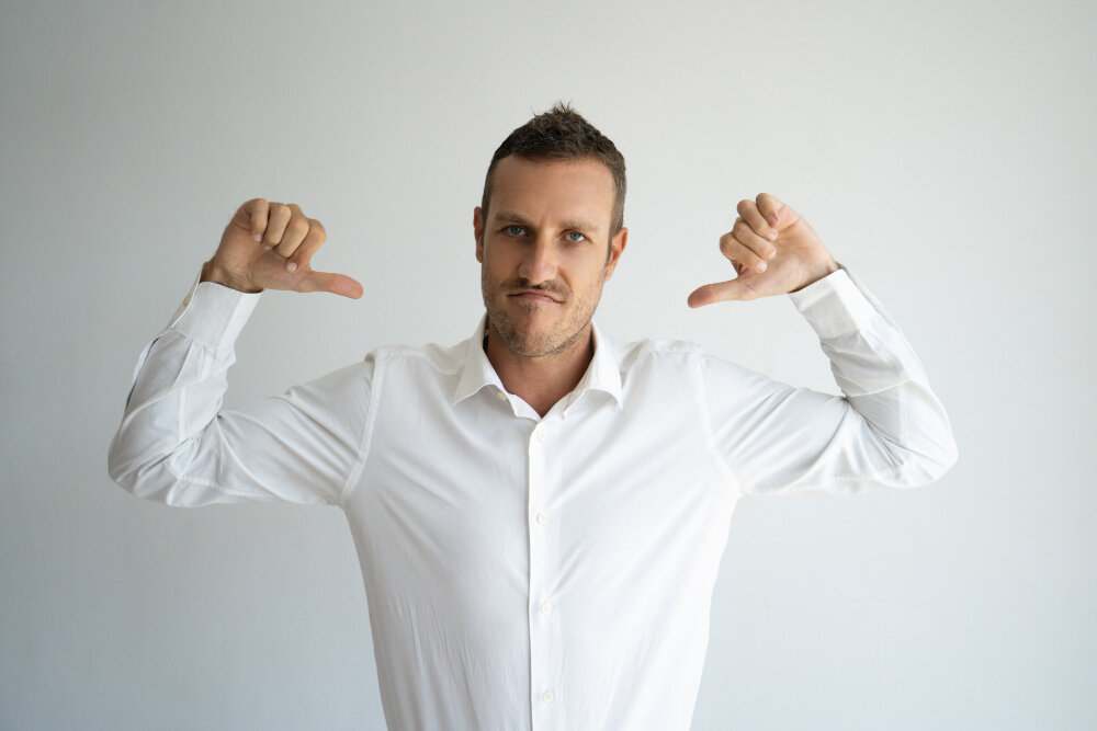 Циничный мужчина. Альфи соломонс острые козырьки. Циник статусы. Роберт паттинсон. Циник цитаты.