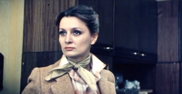Нора (Нелли Пшённая), кадр из фильма "Смерть на взлёте" (1982)
