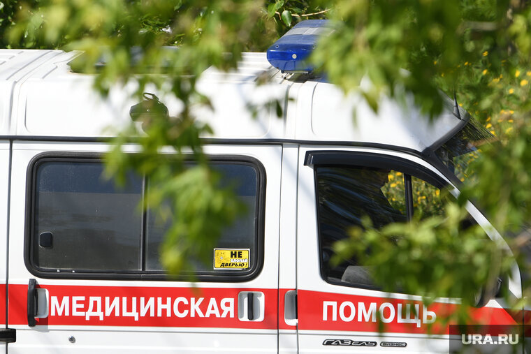    По данным источника, медик попал в больницу из-за плохого самочувствия