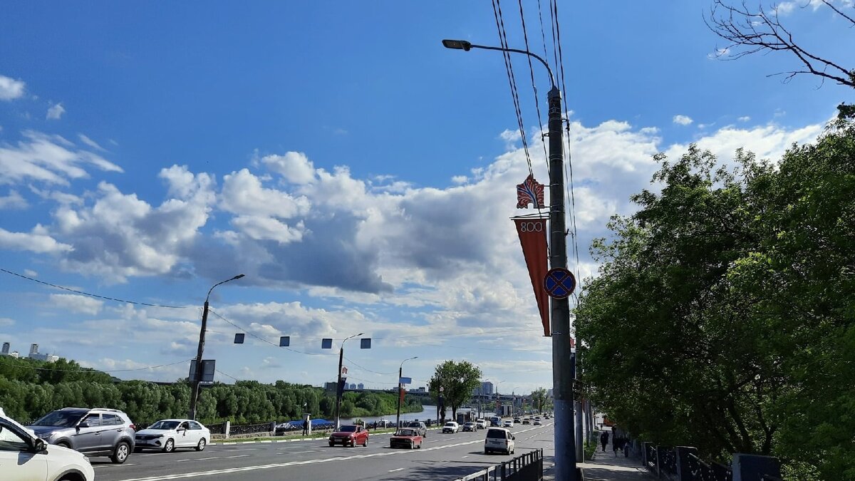     Серые плиты ограждения на улице Советской в Нижнем Новгороде оказались сделаны из пенопласта. Об этом один из очевидцев рассказал в соцсети.