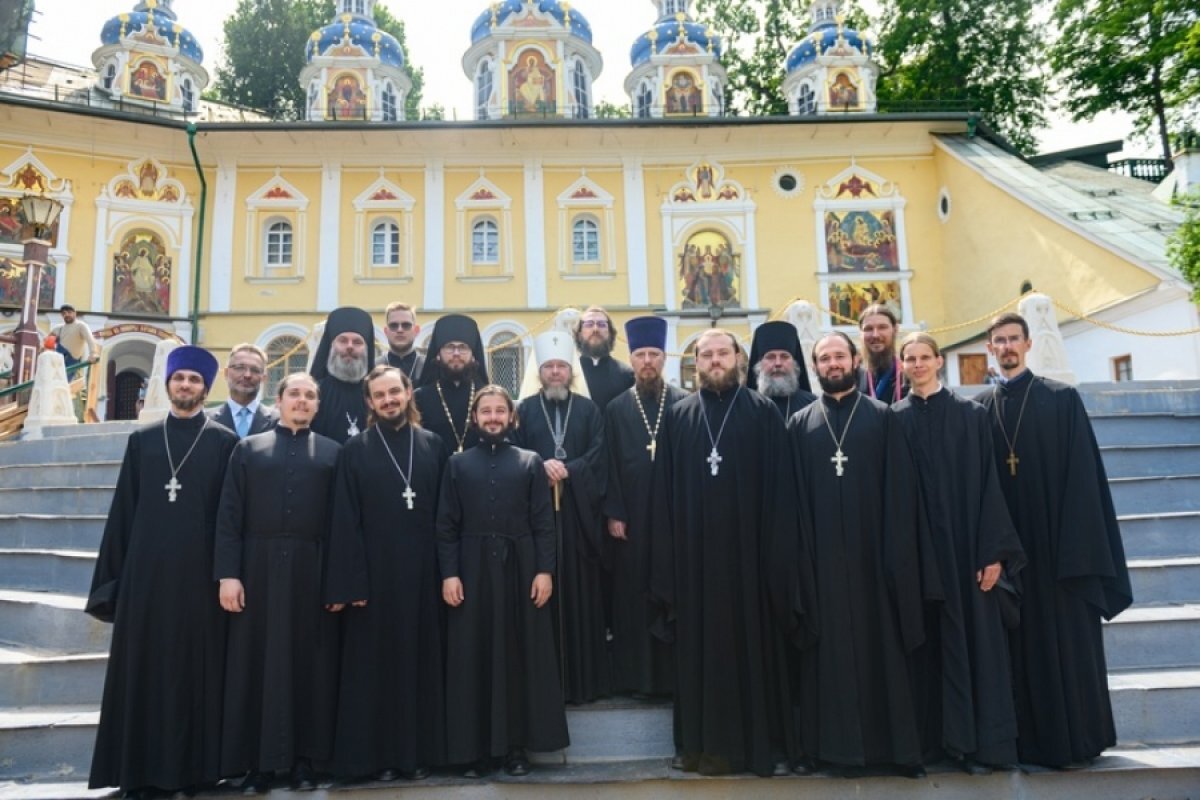    Псково-Печерская духовная семинария выпустила первых студентов