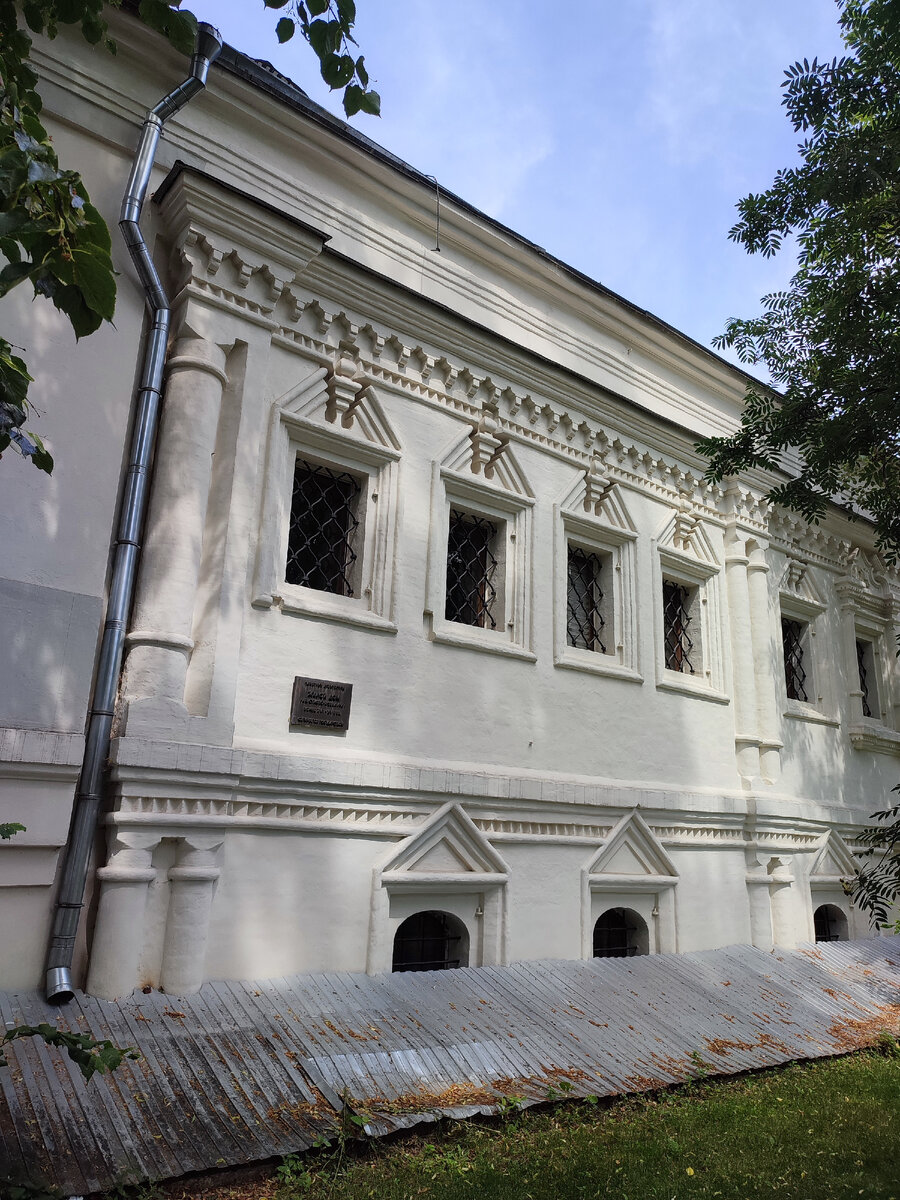 Нет так не строили, по несколько этажей вниз, и нет, это не полуподвальное помещение для челяди, это нам официальные историки так говорят, потому что сами толком ничего не знают и объяснить не могут.