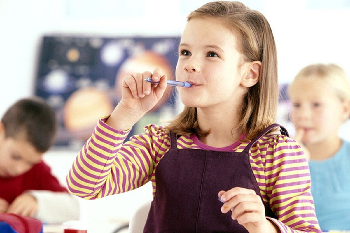 Креативный маркетолог. Необычные хобби подростков. Очень увлеченно. Очень увлеченно. Картинка увлеченно читающего человека.