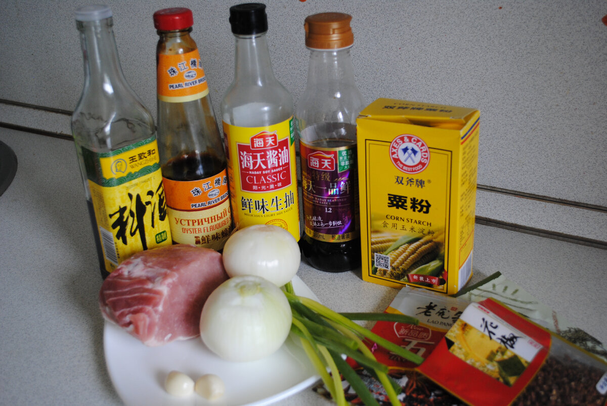 Ингредиенты для свинины по-китайски (листай фото). Слева направо: рисовое вино, устричный соус, светлый соевый соус, темный соевый соус, кукурузный крахмал
