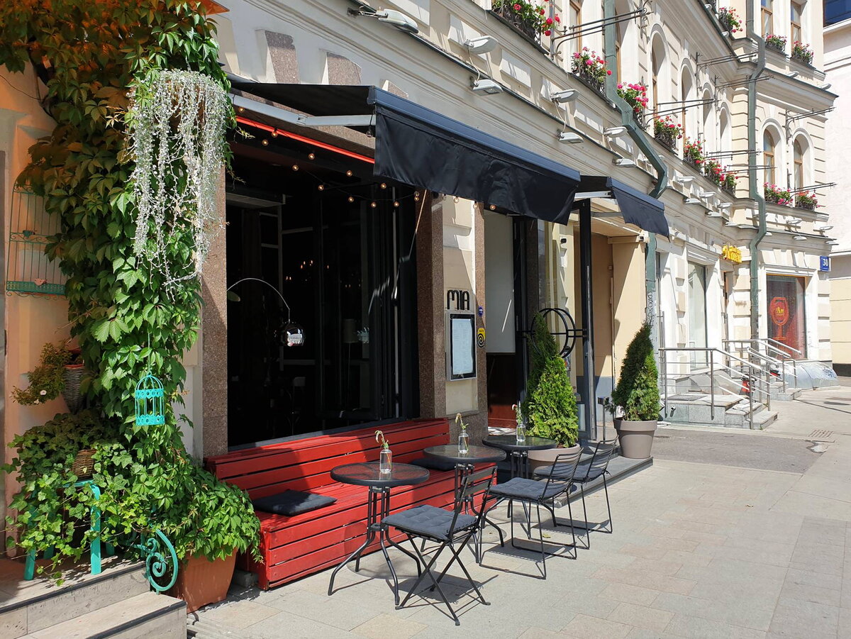 Вход в ресторан MIA