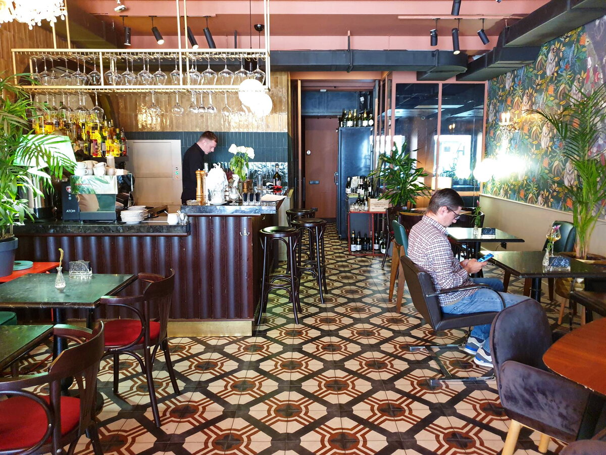 Общий вид зала ресторана Mia. Ракурс от входа