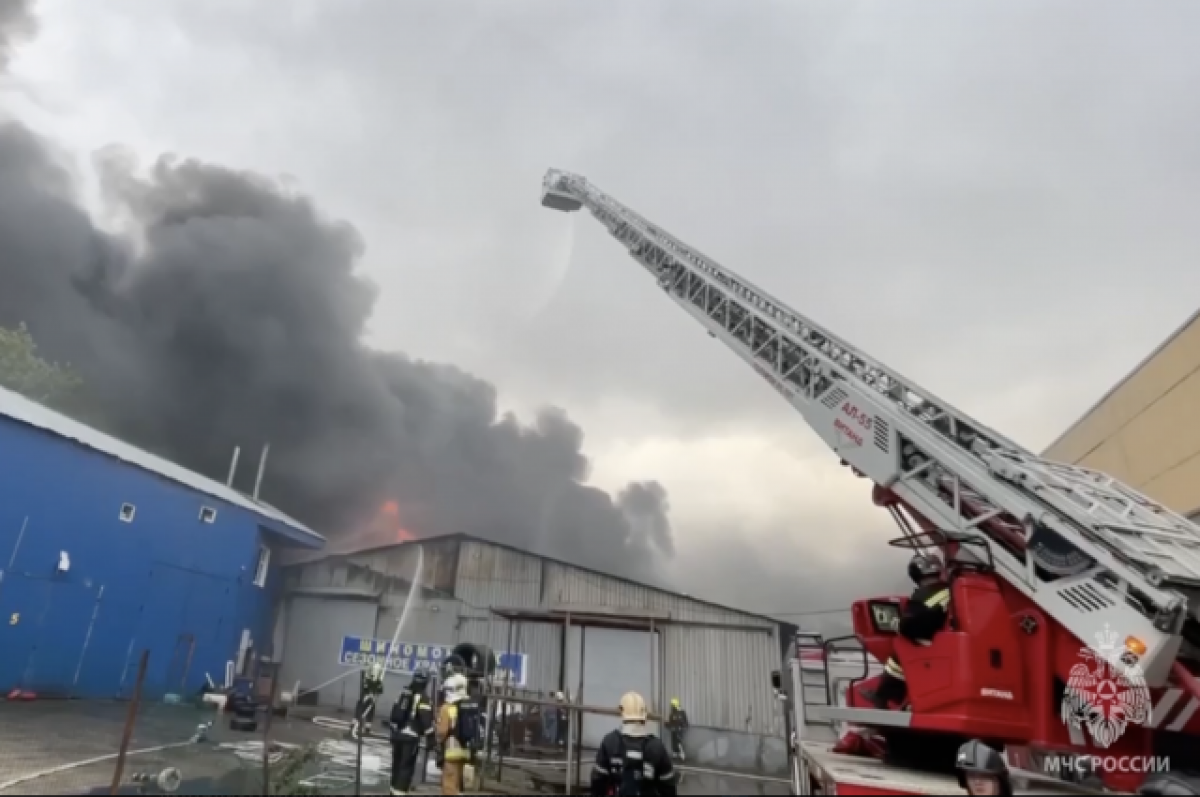    На юге Москвы потушили крупный пожар в автосервисе