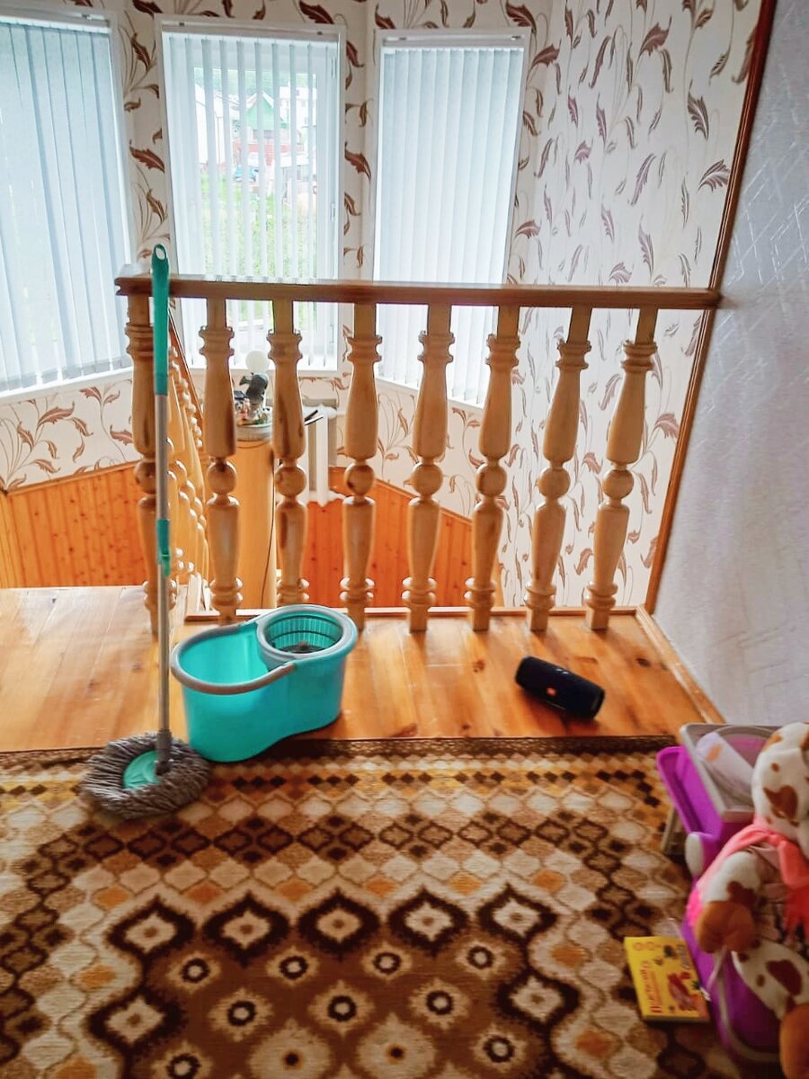 Бабушка живет в частном доме, но от нее до города ехать 20-25 минут. Не вижу смысла менять школу или садик. 