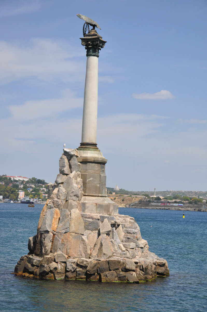 Памятник затопленным кораблям в Севастополе.