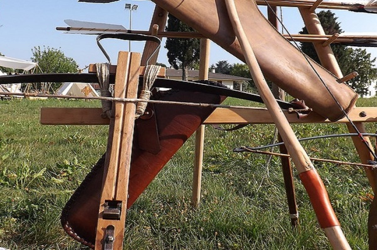    В Воронеже женщина с арбалетом не давала рабочим заменить лифт