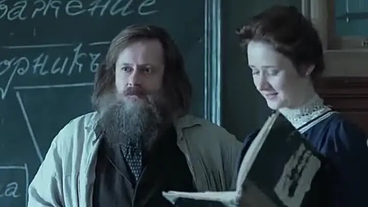 Дмитрий Иванович (актёр Эдуард Радзюкевич) думает. Из открытых источников.