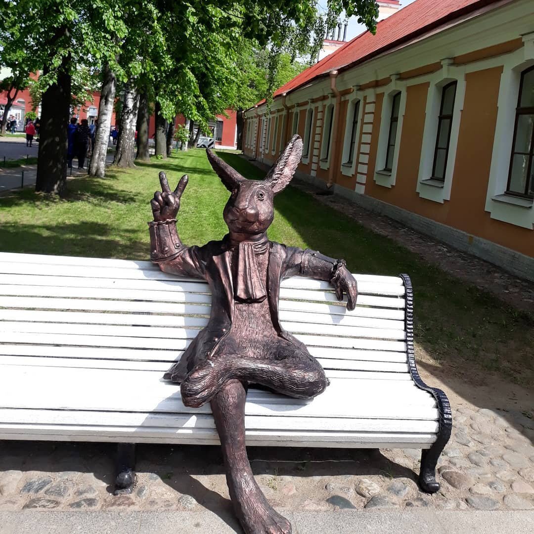 В каком городе заяц сидит на скамейке