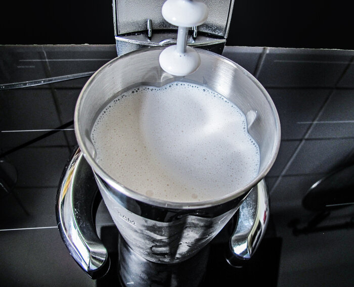 Для коктейля использовали замороженное молоко.