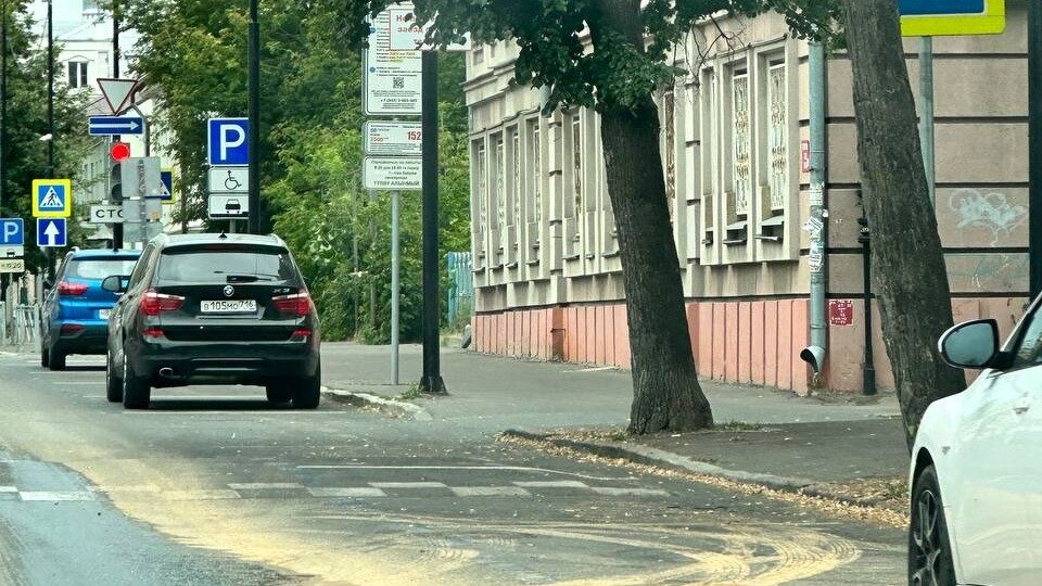     Улицу Жуковского в Вахитовском районе Казани затопило из-за прорыва на сетях. В настоящее время непонятно, как авария скажется на работе коммуникаций в близлежащих домах. Об этом Inkazan сообщили в «Водоканале».