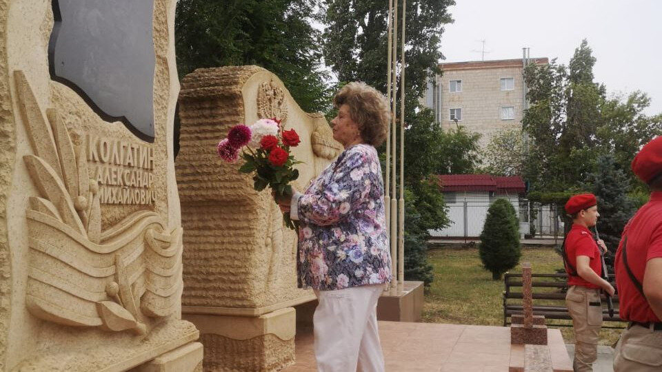    Жители города Камышина Волгоградской области в воскресенье возложили цветы к памятнику Герою России Александра Колгатина, сообщил в мэрии.