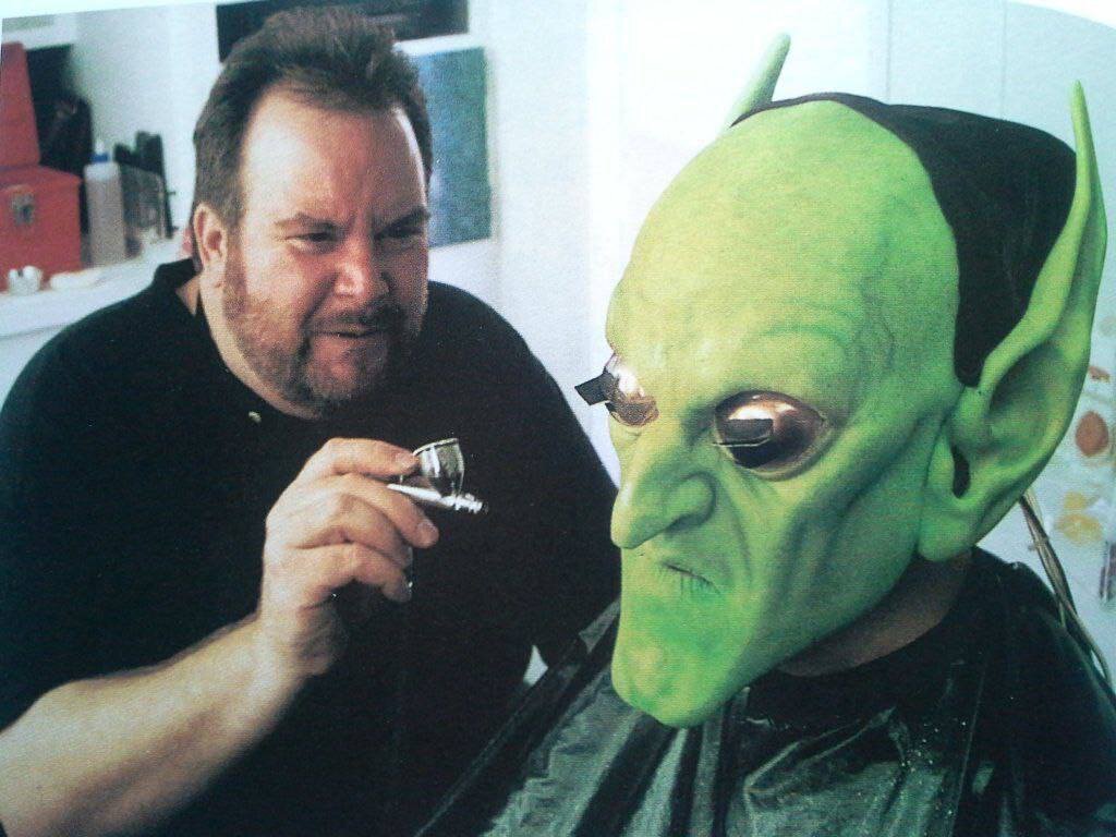 Гример работает над созданием образа Зеленого гоблина во время съёмок фильма "Человек-паук", 2002 год.
