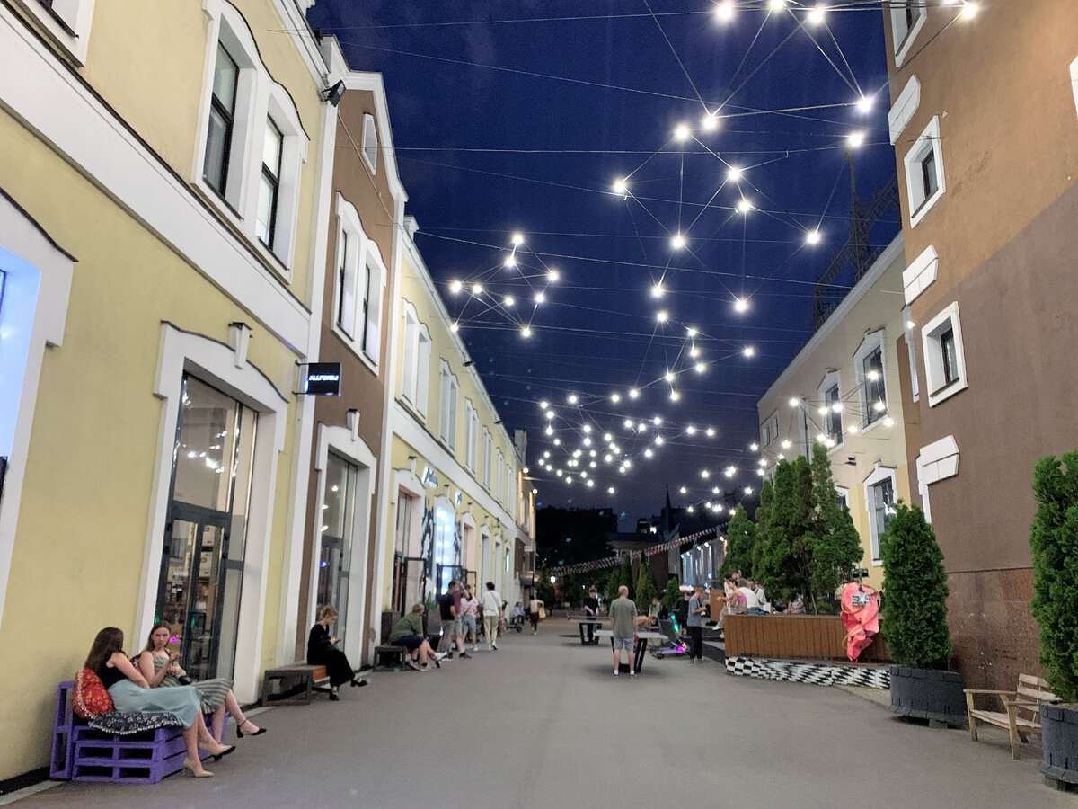 Басманный двор. Теплый вечер позволяет играть в настольный теннис на улице