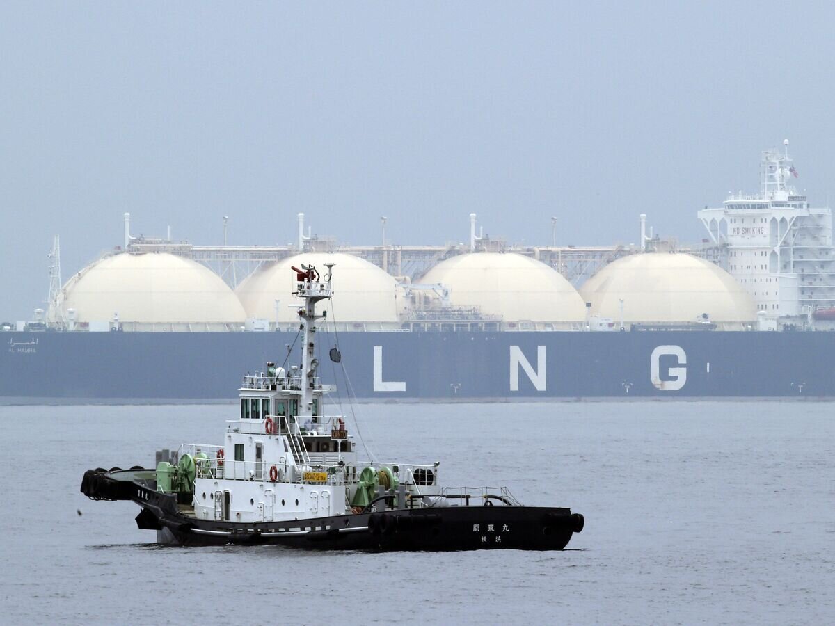    Танкер со сжиженным природным газом в японском порту Йокогама© AP Photo / Koji Sasahara