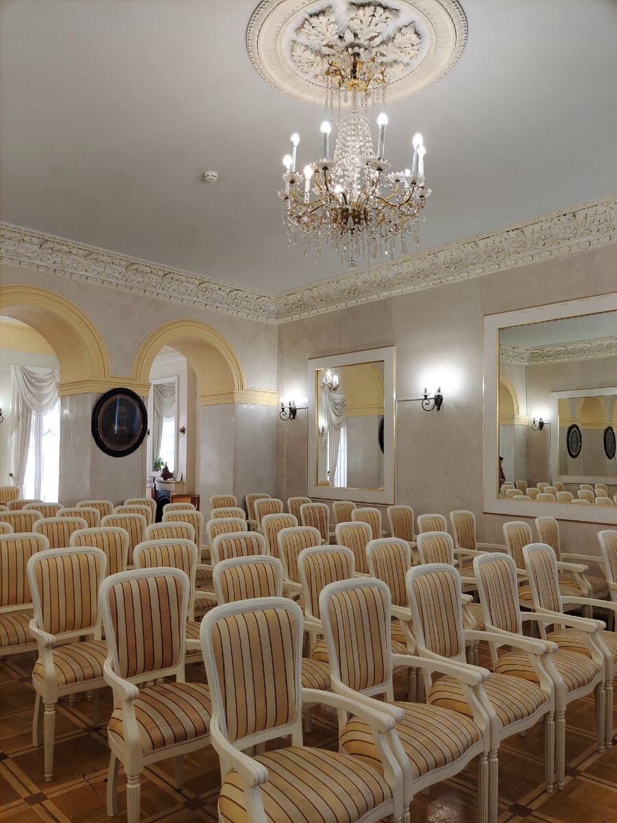 Мария Николаевна стояла перед одним из зеркал справа