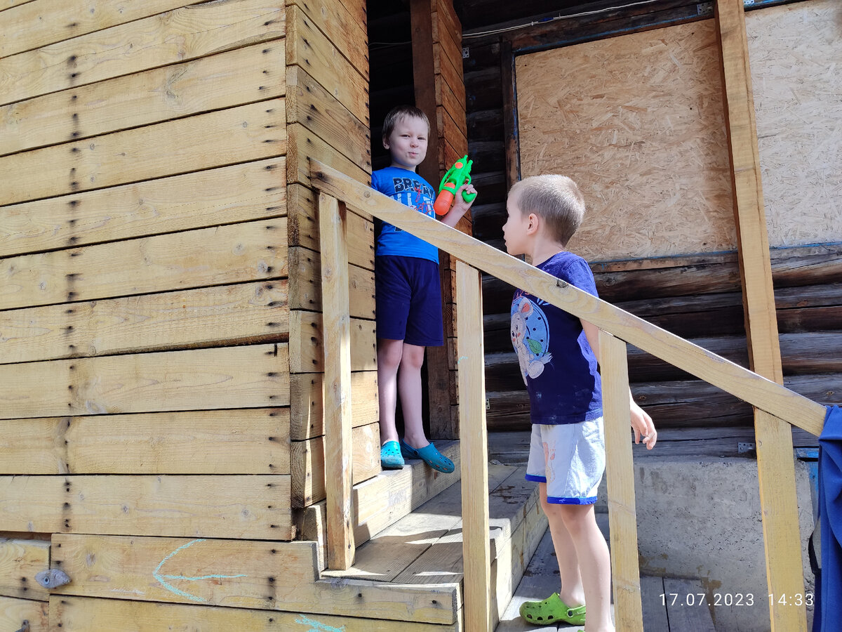 Паша и Вадя. Обратите внимание на странные знаки, которые они оставили на крыльце. Думаю, что в этот есть какой-то смысл. Или подсказка. Вы что-нибудь понимаете?