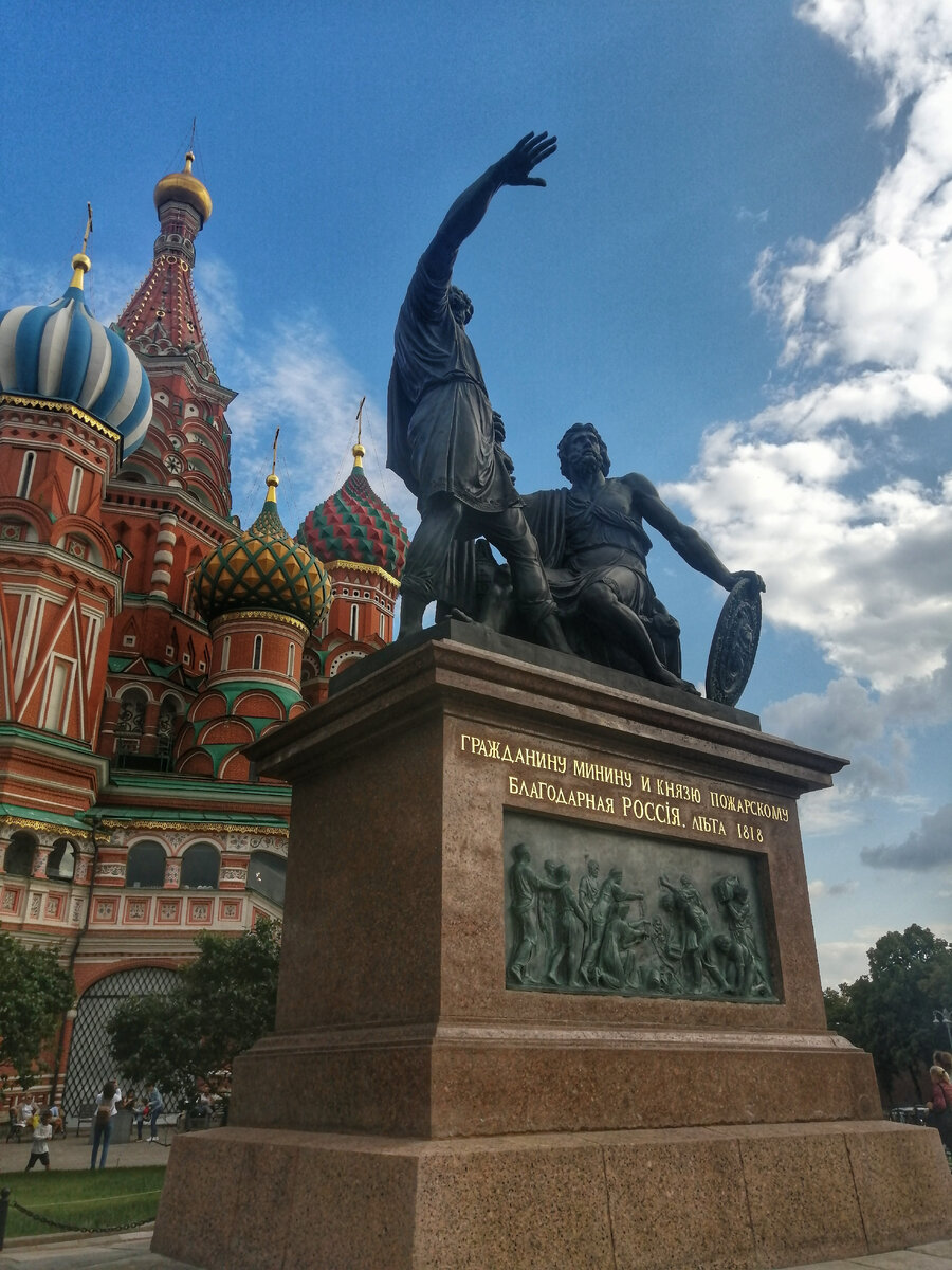 известные памятники в москве