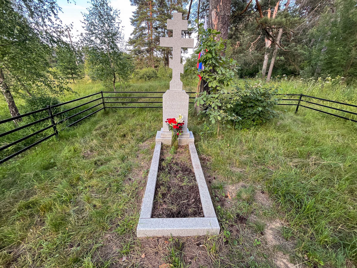 Писать похоронить. Могила Игоря Ясуловича. Ясулович могила.