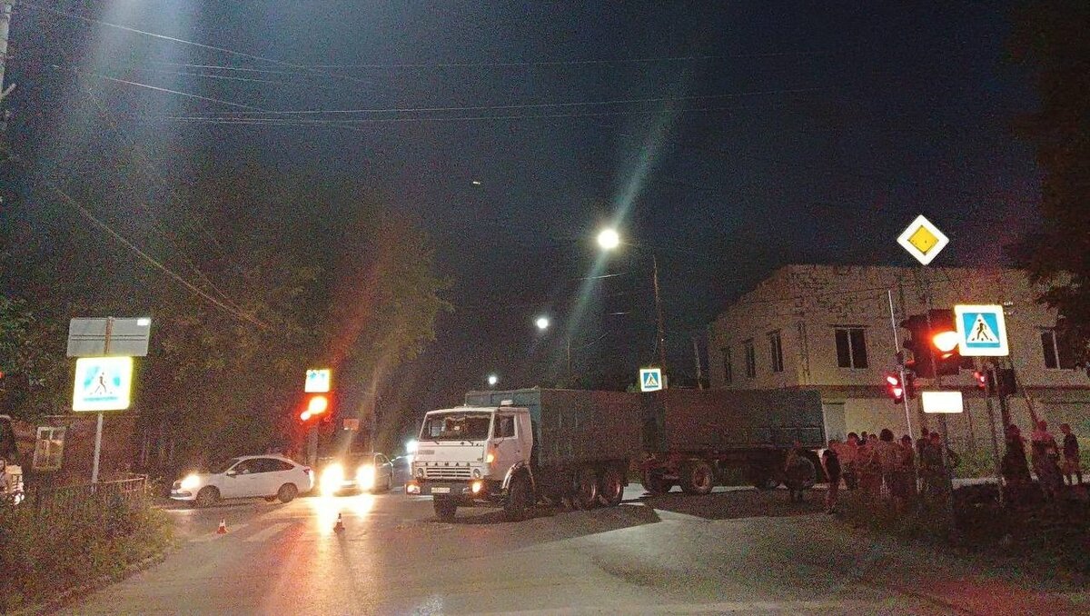     В Таганроге женщине оторвало ногу в ДТП с КамАЗ, подробности аварии рассказал в пресс-службе ГИБДД по Ростовской области.